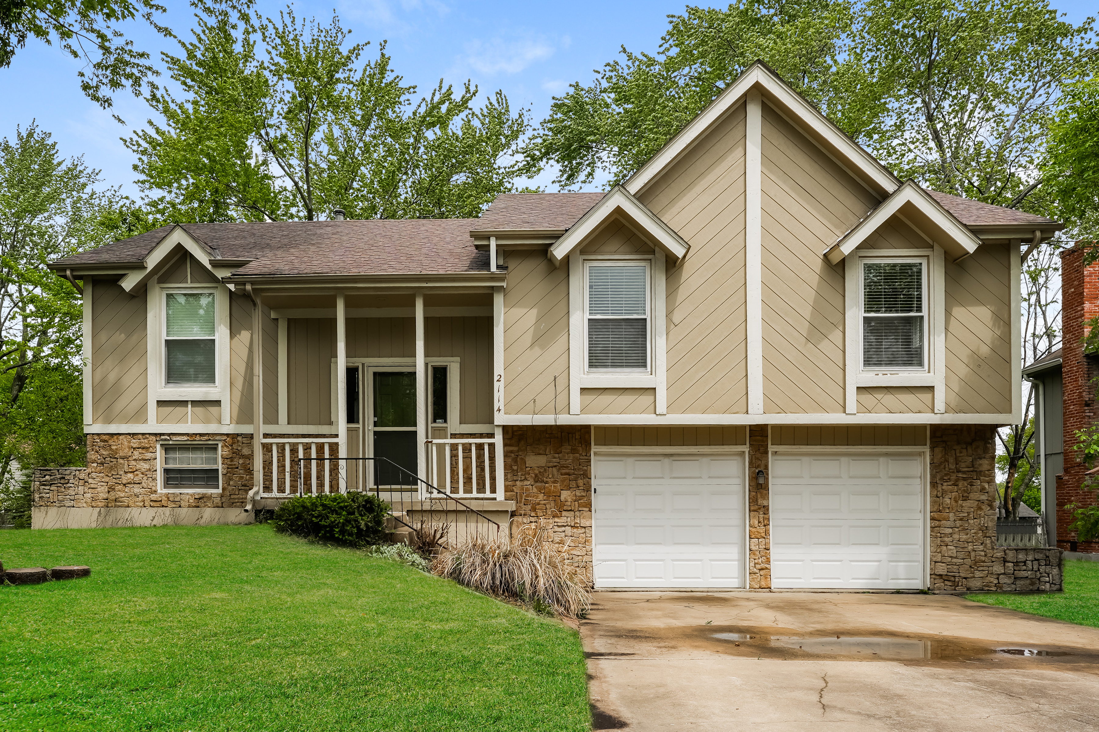 2114 E Stratford Rd Olathe, KS 66062